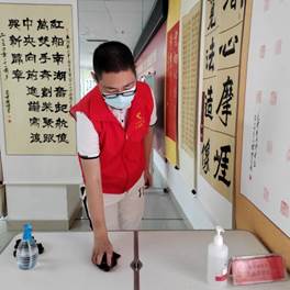霍昭玮-材料1.志愿活动实践中的一张照片