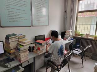 图书馆贴磁条